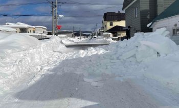 屋根雪による道路封鎖写真1
