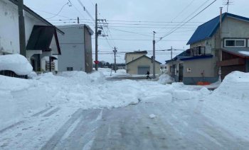 屋根雪による道路封鎖写真2